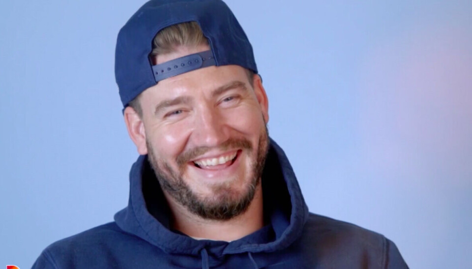 Bendtner har svært ved at skjule sin begejstring, da han fortæller om de mange bejlere (Foto: discovery+)