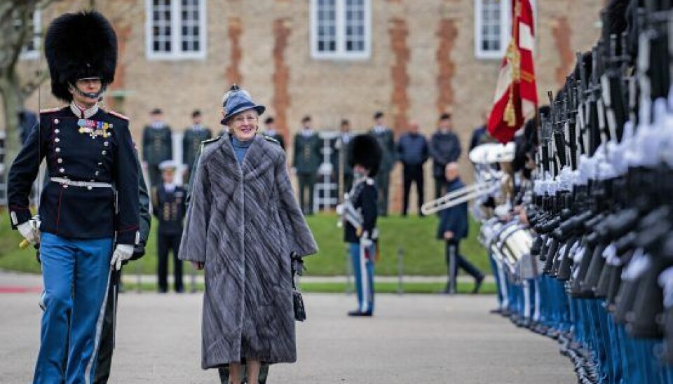 Iført en minkpels, der var en gave fra Kopenhagen Fur i anledning af dronningens 75-års fødselsdag, inspicerede hun garden ved Urparaden på Rosenborg. (Foto: Martin Sylvest/Ritzau Scanpix)