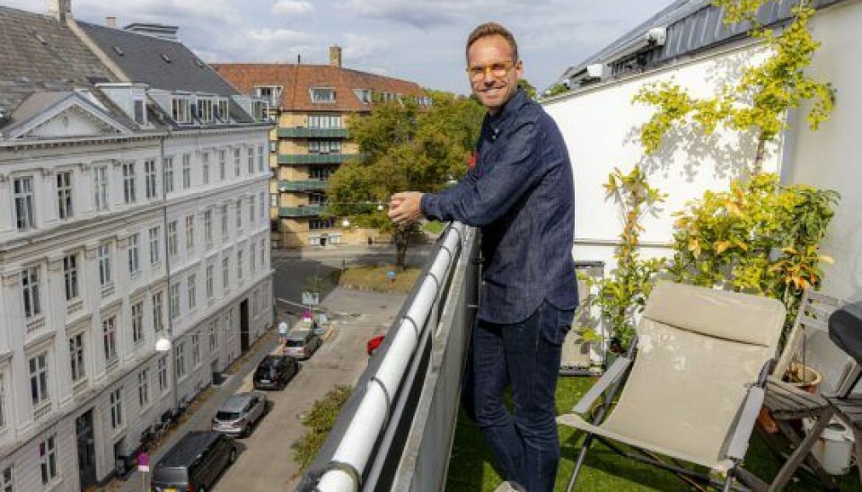 Klaus har en skøn altan på 18 m2, som han flittigt benytter. (Foto: Michael Stub)