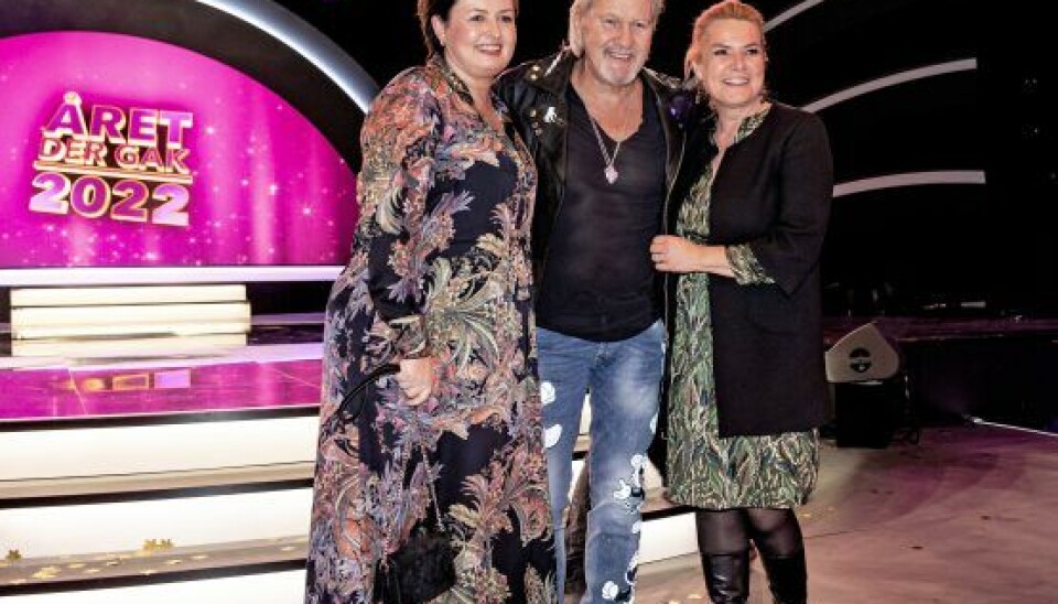 Inger fik en tidlig julegave i år, da Hadsunds to største Melodi Grand Prix-fans, Inger og veninden Gitte, mødte Melodi Grand Prix-legenden Johnny Logan til 'Året der gak'-showet. (Foto: Klaus Bo Christensen)