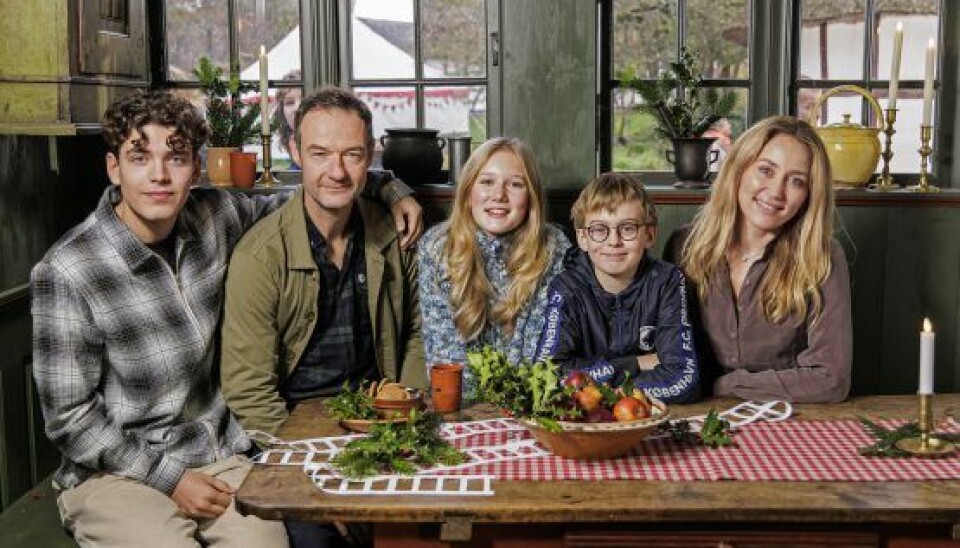 Skuespillerne Maximillian Henriques Hale, 17, Karla Larsen Moltsen, 14, og Sigurd Moe, 10, udgør søskendeflokken, som Anders og Ditte spiller forældre til i julekalenderen, der bliver sendt hver dag på DR1 klokken 19.30. (Foto: Klaus Bo Christensen)