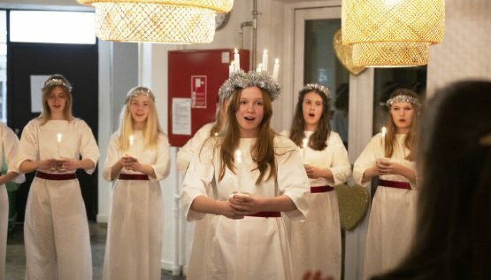 I et smukt Luciaoptog sang Sankt Annæs Pigekor, som prinsesse Benedikte også er protektor for, julen ind på Hellebro med sange som, 'En rose så jeg skyde', 'Santa Lucia' og 'Juletræet med sin pynt'. (Foto: Anthon Unger)
