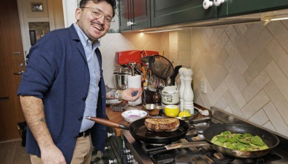 Der er mere spinat end flæsk på panden hjemme hos Umut. – Jeg vil ikke udelukke, at der en dag kommer en grøn restaurant. Det vil være helt naturligt for mig. (Foto: Klaus Bo Christensen)