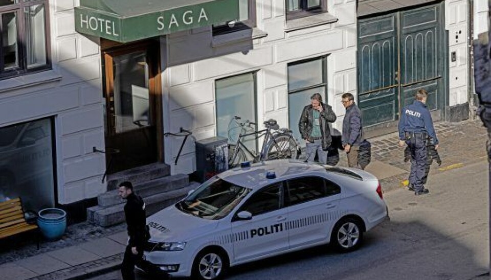 Det meste af 'DNA' er filmet i Prag, men også de københavnske gader på Vesterbro var kulisse. Her venter Anders W. Berthelsen og Sigurd Holmen le Dous på action. (Foto: Klaus Bo Christensen)