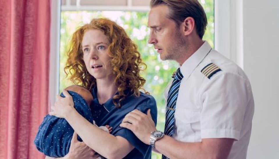 Maria (Johanne Louise Schmidt) med sin nye mand, norske Thorstein (Lars Berge), og deres nyfødte datter, som skal have en levertransplantation for at overleve. (Foto: Klára Cvrcková/TV 2)