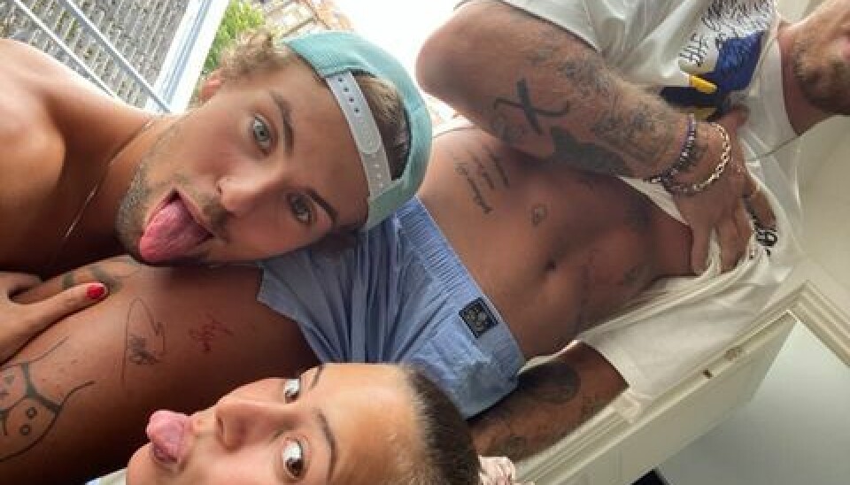 Aija, Emil og Mathias fra 'Ex on the beach', hvor 'Aija' er tatoveret på Mathias Bojes ben (Foto: Privat)