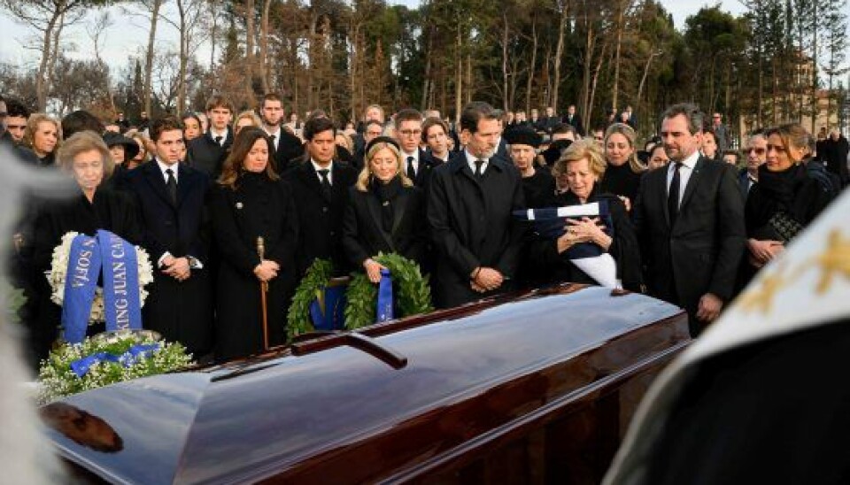 Dronning Anne-Marie omgivet af sine børn ved Konstantins kiste ved graven i Tatoi. (Foto: Nikolas Kominis/Reuters/Ritzau Scanpix)