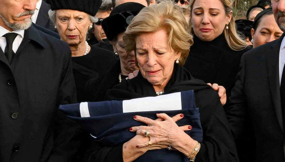 Dronning Anne-Marie omgivet af sine børn ved Konstantins kiste ved graven i Tatoi. (Foto: Nikolas Kominis/Reuters/Ritzau Scanpix)
