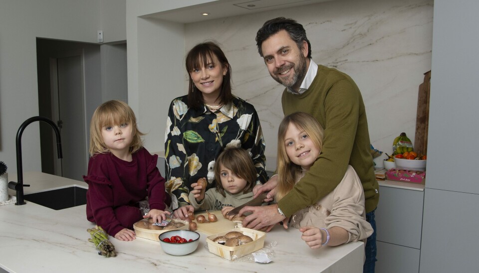Aargang 2000 parret Lisbeth og Christian Vernsted-Fabricius med deres tre børn Christian, Filippa og Ayasofia i deres hjem.