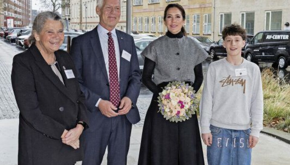 Billede 1 - Kronprinsesen blev godt taget imod af formand for Kræftens Bekæmpelse Helen Brent Andersen og administrende direktør Jesper Fisker, mens skoleeleven Folke stod for at overrække blomsterne. (Foto: Henrik R. Petersen)
