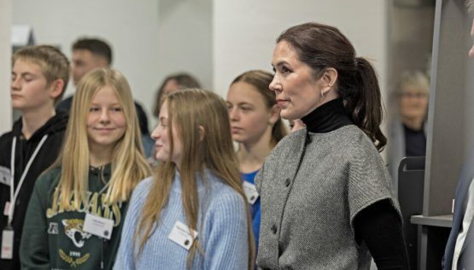 Billede 4 - Kronprinsesse Mary blev taget godt hånd om af den 8. klasse, der var til stede for sammen med hende at prøve de forskellige aktiviteter i besøgscenteret, der ligger på Østerbro. (Foto: Henrik R. Petersen)