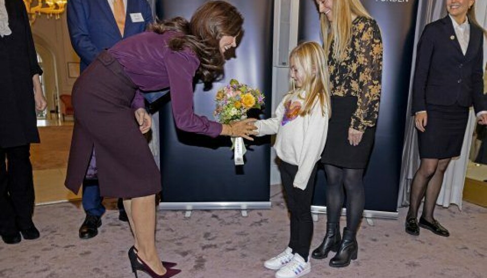 Hjertebarnet Anna på syv år tog imod Mary og gav hende en flot buket. (Foto: Klaus Bo Christensen)