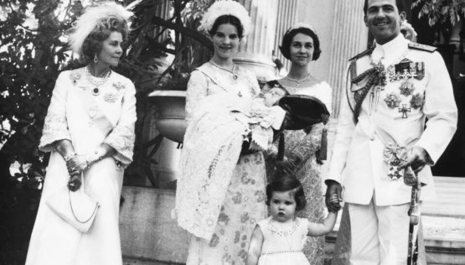 Kong Konstantin ved sønnen Pavlos’ dåb i 1967. Fra venstre Konstantins mor, dronning Frederikke af Grækenland, Anne-Marie med Pavlos, Konstantin med prinsesse Alexia og bagerst Konstantins søster prinsesse Sofia. (Foto: Getty Images)
