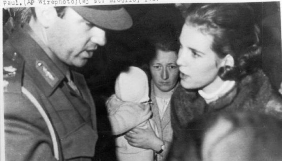 Flugten fra Grækenland til Rom den 14. december 1967 var meget dramatisk, og her er regentparret fotograferet i lufthavnen i Rom med kronprins Pavlos og en barnepige. (Foto: Getty Images)