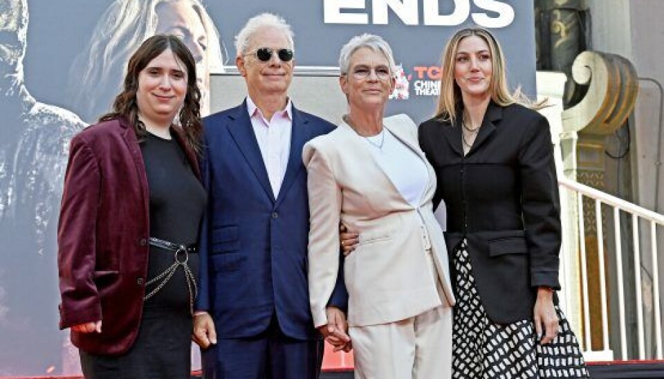Jamie sammen med sin mand, Christopher Guest, og parrets to børn,Ruby og Annie (Foto: Getty Images)