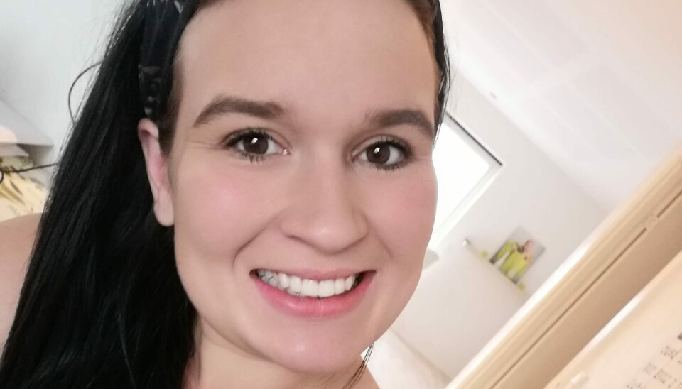 Luna er endelig tilfreds med sine tænder efter de mange operationer (Foto: Privat)