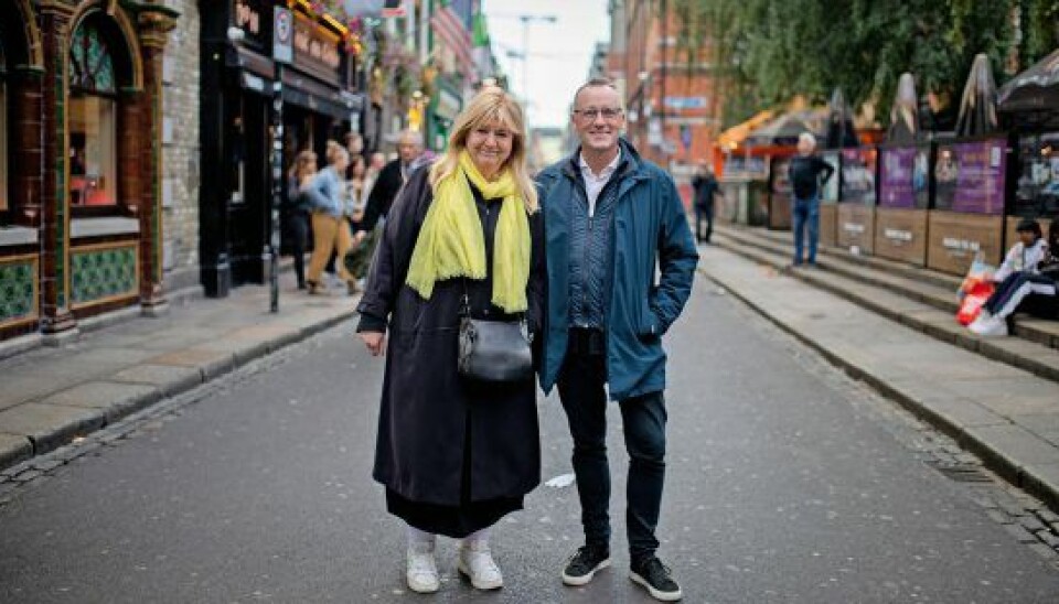 – Det er sjovt at sætte os sammen. Hvis vi begge havde stået og råbt ”Halleluja” foran et blåt flag med gule stjerner, var det blevet meget kedelige udsendelser, fortæller Ulla, der her ses med Peter i Dublin. (Foto: Jeppe Melchiorsen/Nordisk Film/TV 2)