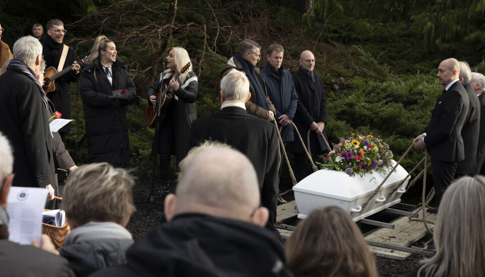 Anne Linnet og Julie Lindell sang 'Barndommens Gade' ved graven. (Foto: Lars E. Andreasen)