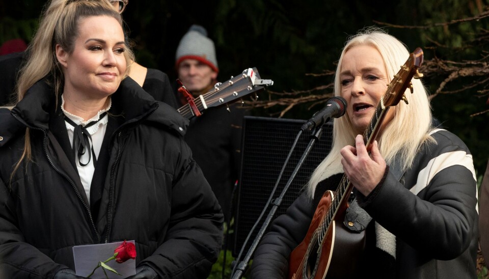 Anne Linnet og Julie Lindell sang 'Barndommens Gade' ved graven. (Foto: Lars E. Andreasen)