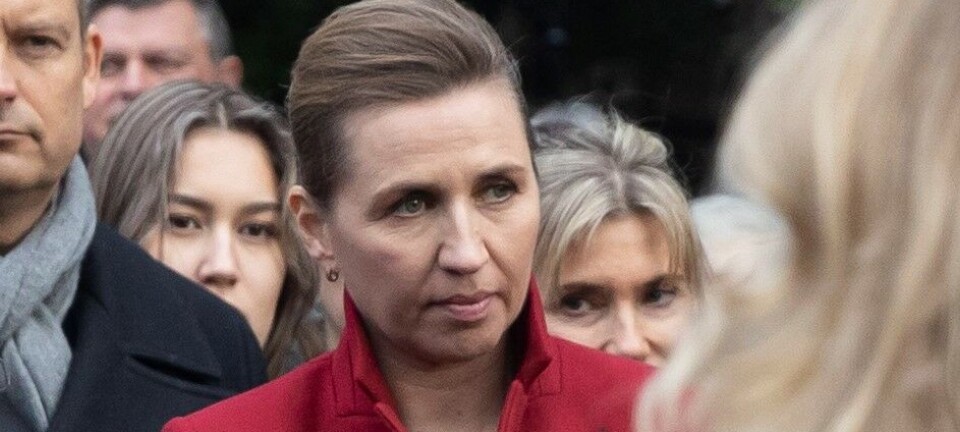 Mette Frederiksen i kamp med dronningens gravhund