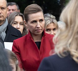 Mette Frederiksen i kamp med dronningens gravhund