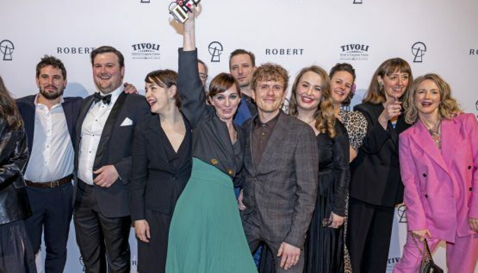 Holdet bag 'Carmen Curlers' vandt tre Robert’er inkl. 'Årets TV-serie'. Bagerst til venstre ses Christian Tafdrup, 44, og ved siden af Nicolai Jørgensen, 32, som vandt prisen for Mandlige Birolle og Maria Rossing, 47, som vandt årets Kvindelige Hovedrolle. (Foto: Klaus Bo Christensen)