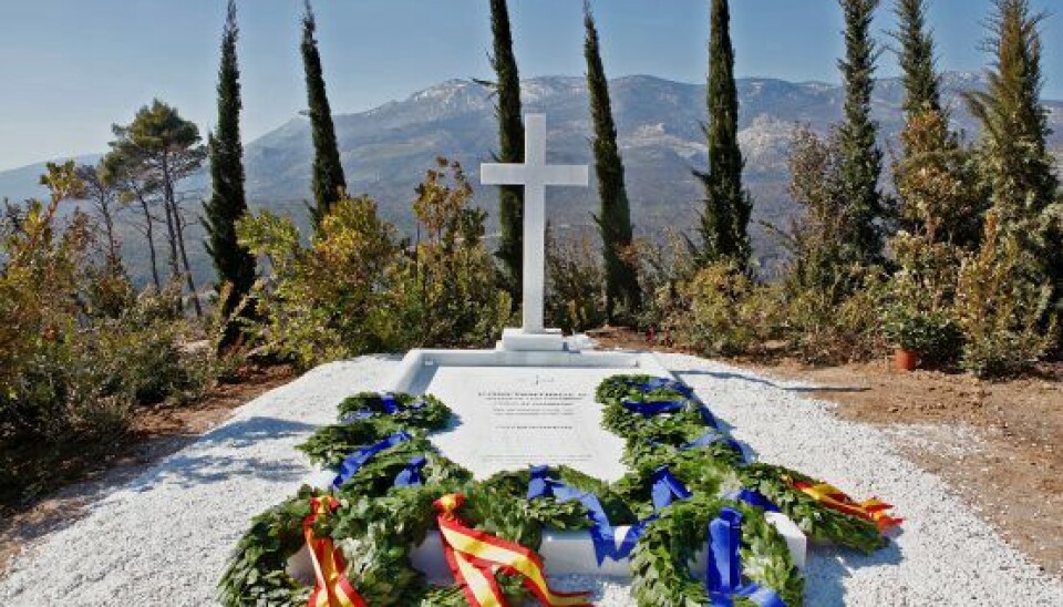 Kong Konstantins grav ved slottet Tatoi udenfor Athen. På stenen er hans titel Prins af Danmark skrevet på dansk. (Foto: Chris Christophersen/Royal Press Photo)