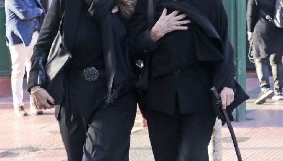 Anne-Marie blev for nylig set med stok, da hun sammen med Alexia spadserede til en frokostrestaurant. Årsagen til stokken var angiveligt en operation i det ene knæ. (Foto: Ndpg/Backgrid/Ritzau Scanpix)