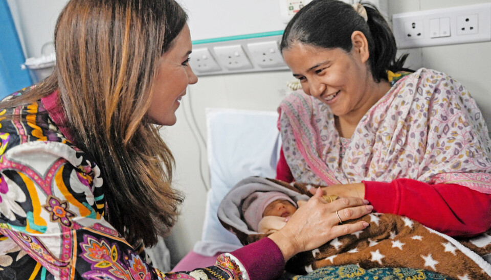 På fødeafdelingen ønskede Mary en ung førstegangsfødende tillykke med sin baby. Som protektor for
Maternity Foundation
besøgte kronprinsessen
hospitalet All Indian
Institute of Medical Sciences i New Delhi. Her fik hun et indtryk af arbejdet med graviditeter og mødresundhed.