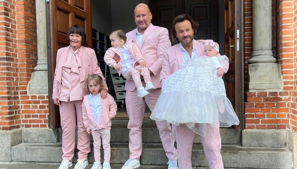 Dennis Knudsen med datteren Aura, sønnerne Noah og Lucas, broren Dion og deres mor Mona.