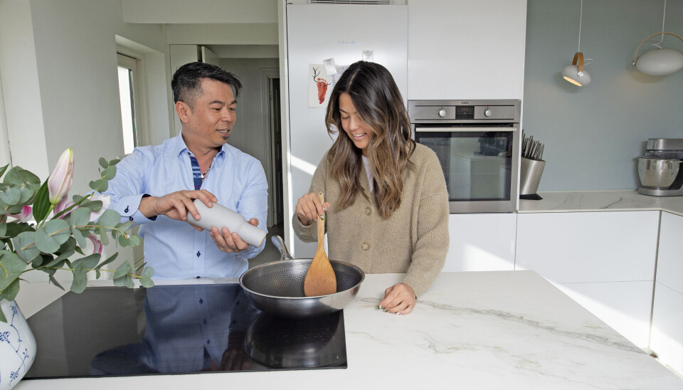 – Vi laver rigtig meget asiatisk mad
sammen, går ture eller tager ud og
oplever ting. Vi bruger som familie
generelt meget tid på at hygge os
sammen og har også mange gæster på besøg, forklarer Clara.