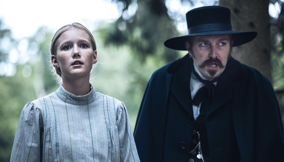 Rasmus i rollen
som Cornelius
sammen med
Karla Larsen
Moltsen, der igen
spiller Karen.