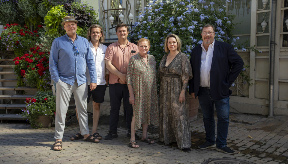 Til sommer vender Lisbet tilbage til de skrå
brædder i Glassalen, hvor hun sammen med
James Price står i spidsen for Tivolirevyen.
Her medvirker Andreas Bo, 56, Linda P, 38,
Nicolai Jørgensen, 32, og Carsten Svendsen,
43, der netop har kunnet opleves som Claus
Ryskjær i 'Dansegarderoben'