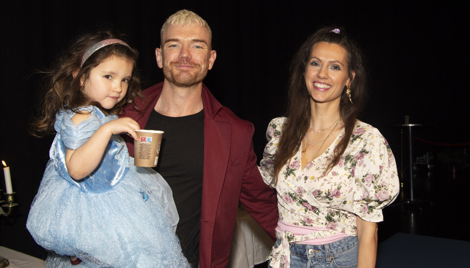 Lars Ankerstjerne havde kæresten, Lise, og datteren
Leona på fire et halvt med. – Hun elsker Askepot og
er allerede i prinsessekostume, sagde den tidligere 'X Factor'-dommer om datteren.