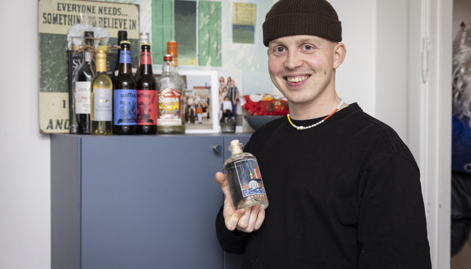 Under corona startede
Jeppe med at lave sin
egen gin. Nu sælger han
de fine dråber, som han
kalder ”Korsør Gin”, på
flaske.