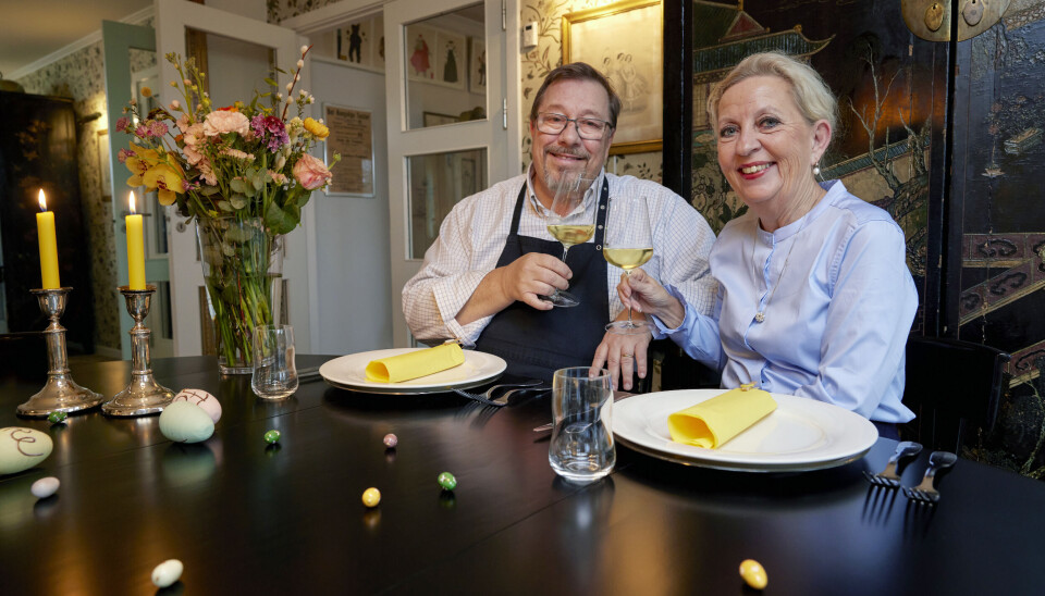James og Anette serverer æg og kylling: Påske hos Price