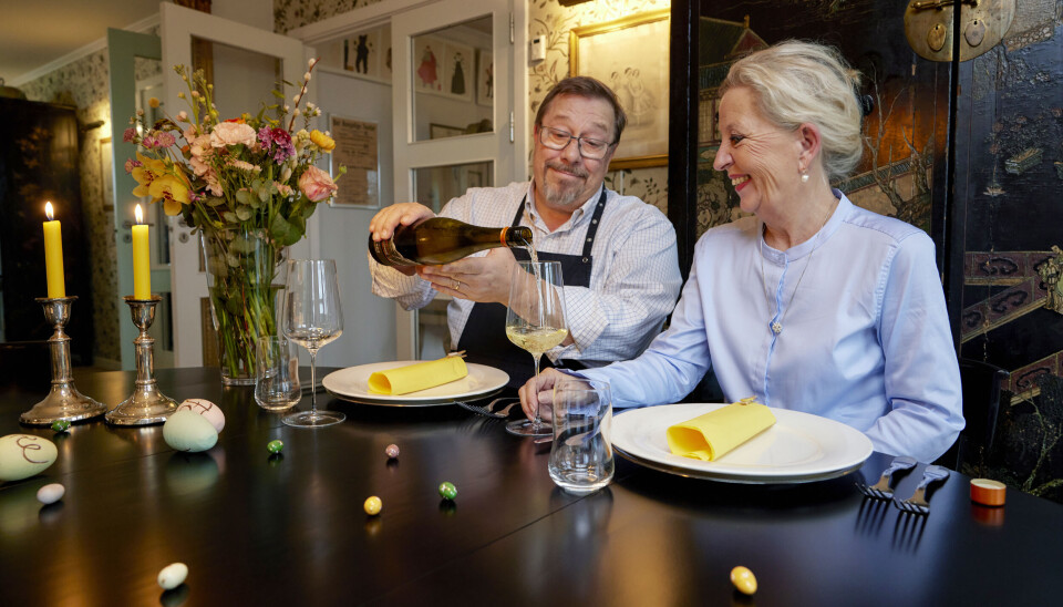 – Til lyse retter
som æg og kylling
serverer jeg gerne et godt glas
hvidvin. Det klæ
-
der det bedst.
men hvis man
insisterer, så
kan man da godt
drikke en påske
-
bryg til.