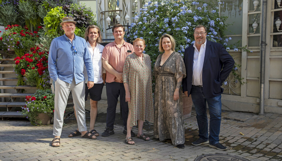 Når re
-
sten af
familien
Danmark
sidder
ved på
-
skebordet, så
er James
til prøver
i Tivoli
sammen
med An
-
dreas Bo,
Carsten
Svend
-
sen, Ni
-
colai Jørgensen,
Lisbet
Dahl og
Linda P.