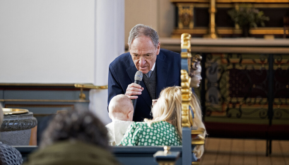 Tårerne trillede hos familie og
venner, da Dario sang ved sit
barnebarns barnedåb i februar
sidste år. Sønnen Filippo og hans
kæreste, Maria, havde opkaldt
deres dreng efter ham. Selvom
han var mærket af sygdom, var
der stadig glimt i øjet. – Tak for,
at der er kommet endnu en Dario
til. Det bliver du glad for, sagde
han henvendt til barnebarnet.
– Det forpligter, men det bliver rigtig, rigtig sjovt, lød løftet, der fik
hele kirken til at runge af latter.