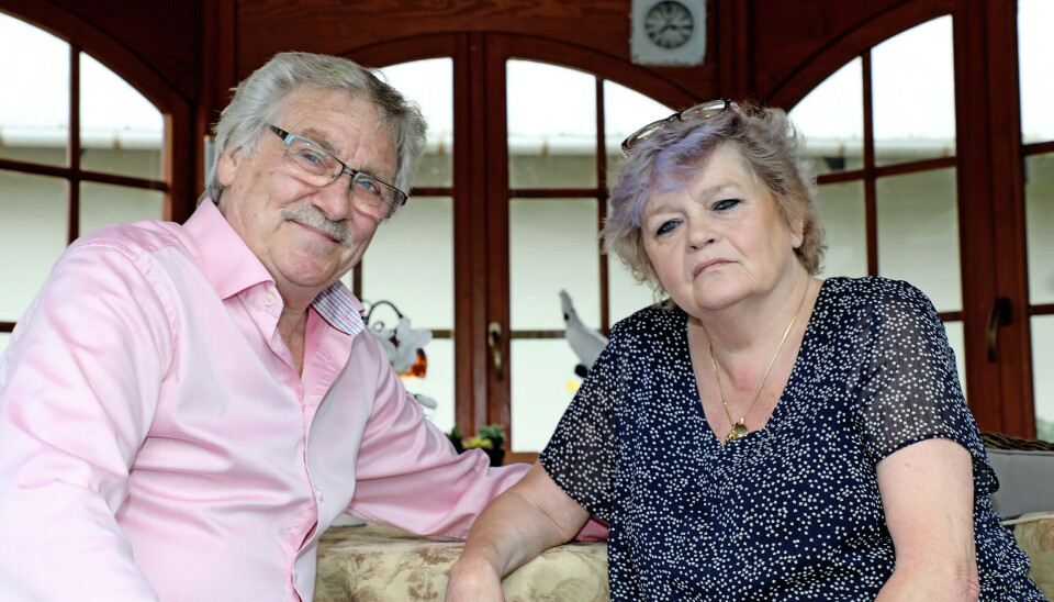 Især Richards hustru, Vibeke, fik hjertebanken, da
ilden brød løs. – Jeg har en gang som ung pige været
ved at brænde inde på KFUK i Horsens. Hele opgangen
og trappen brændte, så jeg måtte ud på gesimsen.
