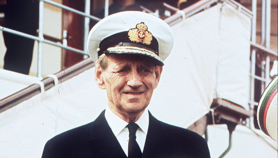 Frederik 9. i sin admiraluniform, der nu er
udstillet på Amalienborgmuseet. Den er
syet i herreskrædderiet
i Magasin, og snittet
gør, at den ligner en
almindelig habit.